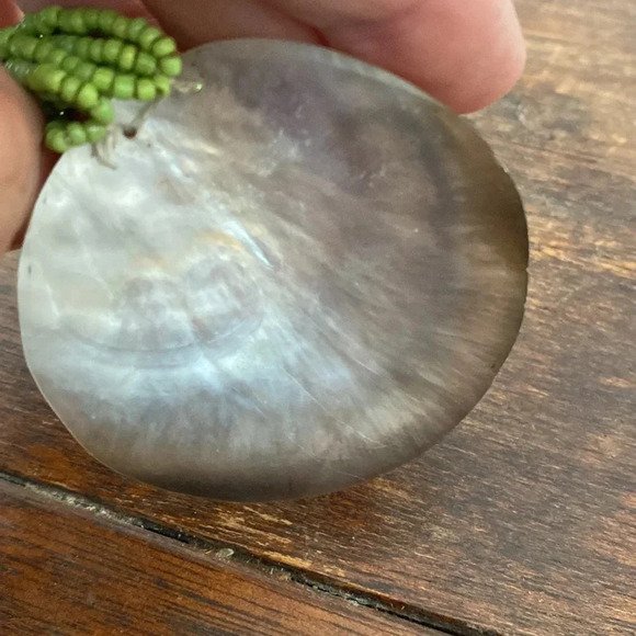 Beautiful shell and green seed bead necklace - Picture 5 of 6